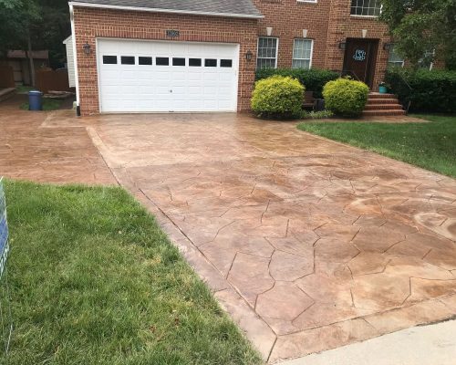 A clean driveway in a house located in Fredericksburg